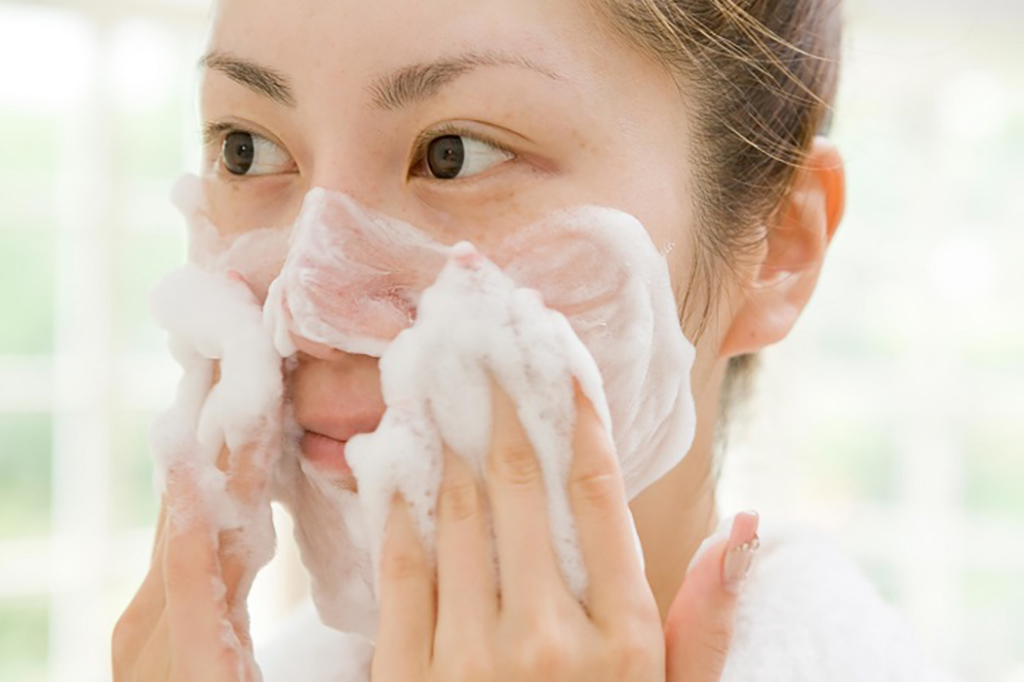 Rửa mặt là bước quan trọng thứ hai trong quá trình làm sạch da
