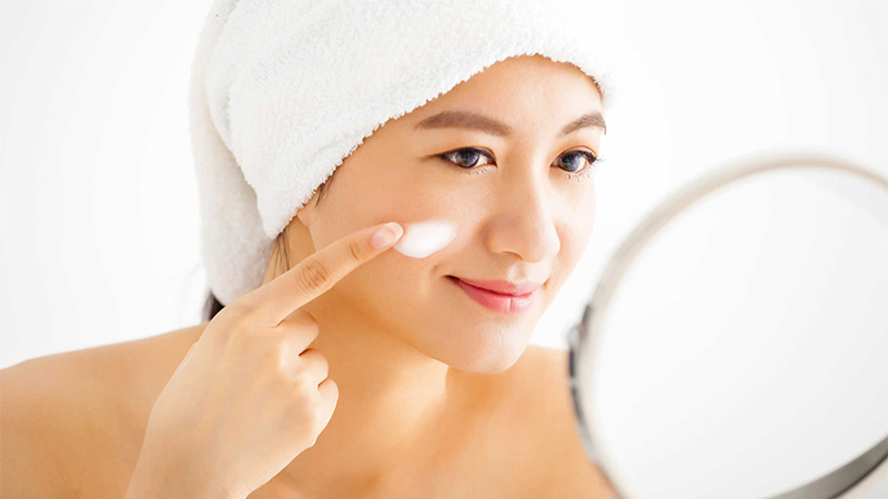 Kem dưỡng ẩm là bước cần thiết để khoá lại tất cả các dưỡng chất trước đó trên da