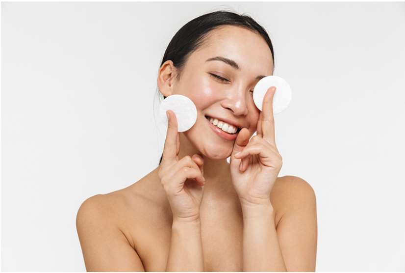 Tẩy trang là bước làm sạch đầu tiên và không thể thiếu của bước chăm sóc da buổi tối