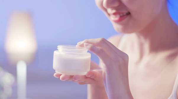 Dưỡng ẩm có công dụng khóa ẩm và duy trì độ mềm mịn cho da