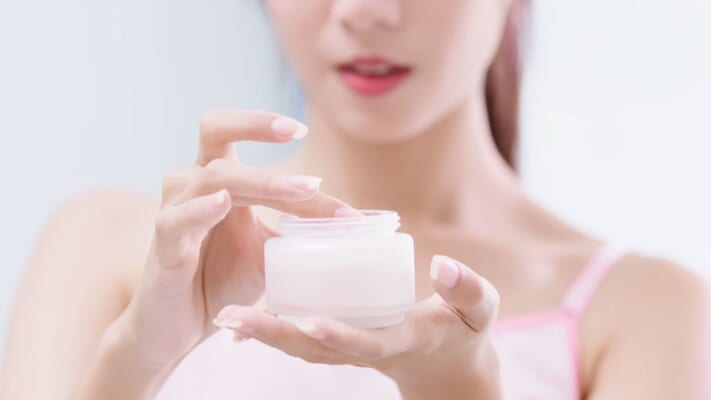 Nên bôi kem dưỡng ẩm trước hay kem dưỡng trắng trước?