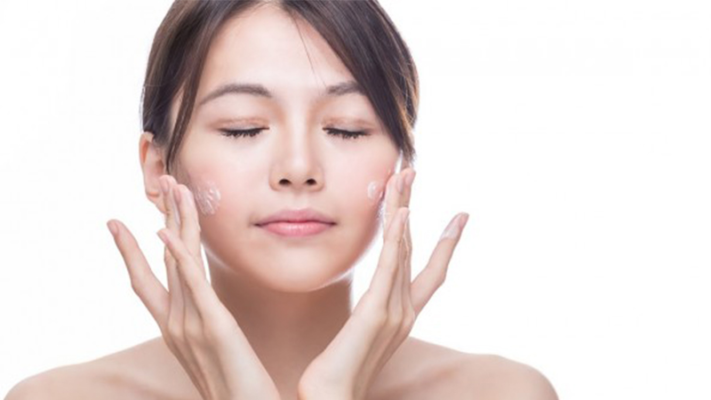 Thoa kem dưỡng ẩm sau bước cân bằng da
