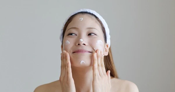 Không nên thoa kem dưỡng ẩm hằng ngày vì da có thể bị “lười” và mất đi khả năng giữ ẩm tự nhiên.