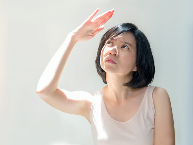 Tia UVA và UVB từ ánh nắng là nguyên nhân hàng đầu khiến da xỉn màu và lão hóa sớm.