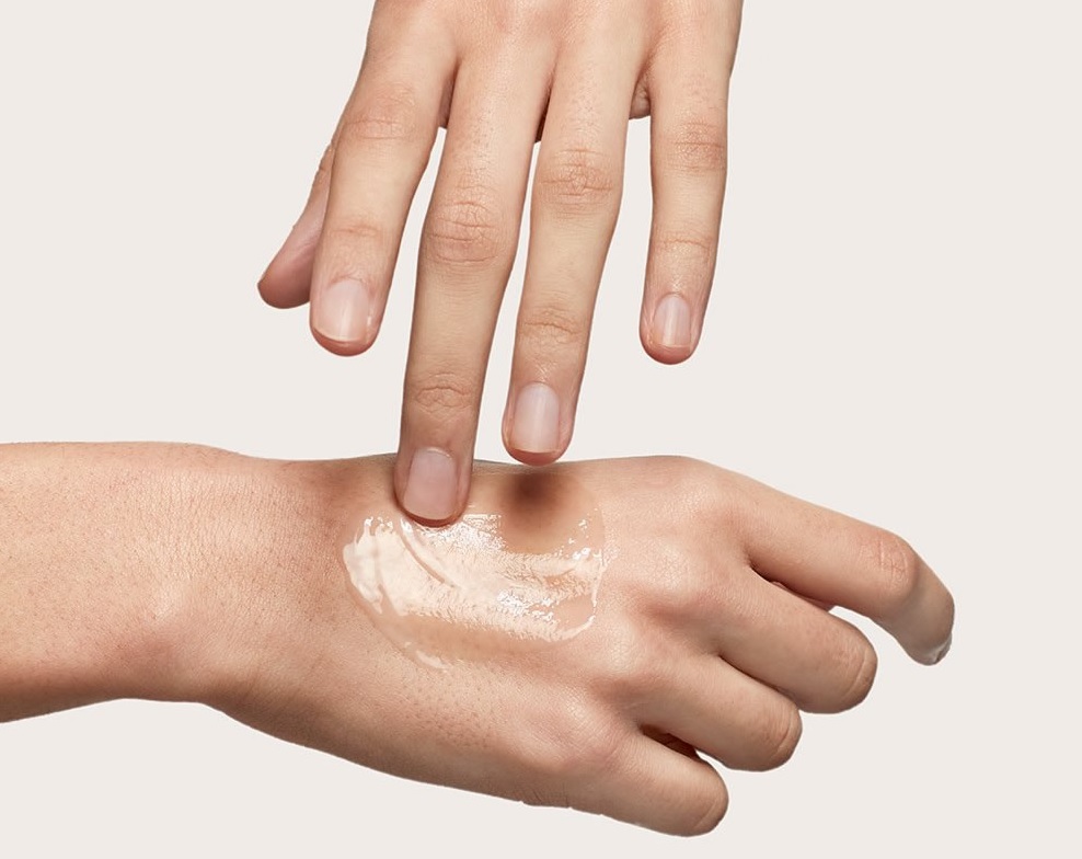 Bạn nên thoa Niacinamide lên tay để test sản phẩm trước khi dùng lên mặt