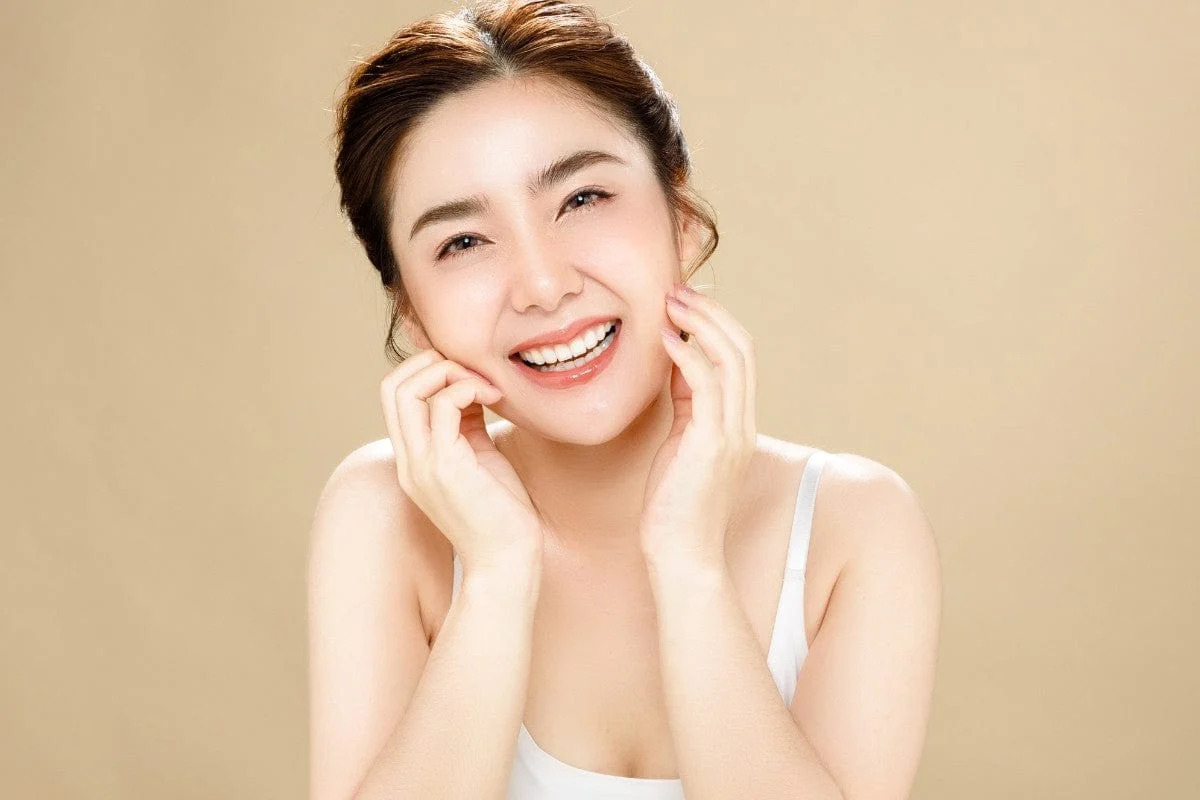 Sử dụng Niacinamide vào buổi tối giúp làn da căng bóng, mịn màng