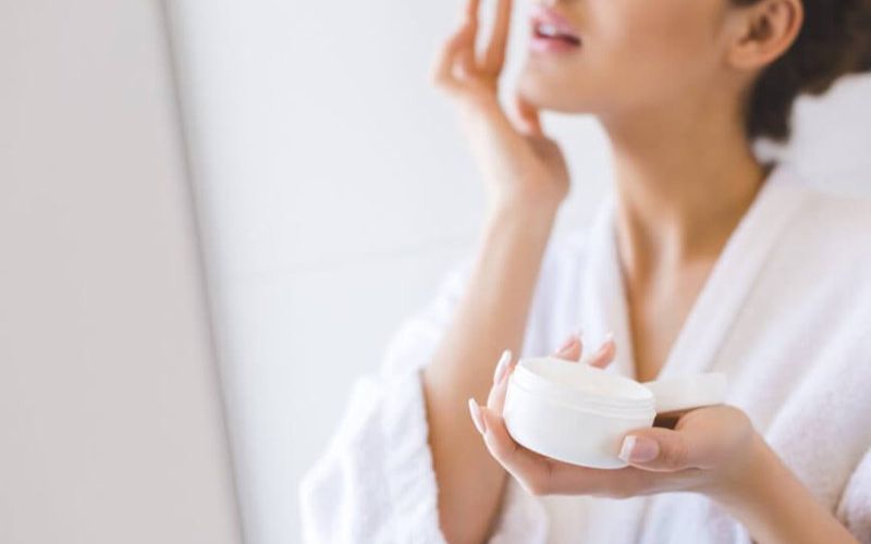 Khóa ẩm làn da kỹ càng vào buổi tối sau khi sử dụng Niacinamide